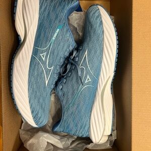 Mizuno wave rider 28 size 8 worn once